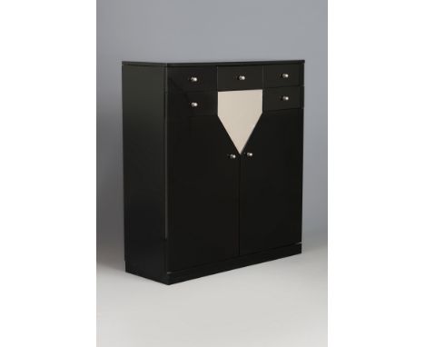 Kommodenschrank im Stile des Art Decohocheckiger Korpus mit 4 Schüben und 2 Türen, schwarzer Klavierlack, verchromte Kugelknä