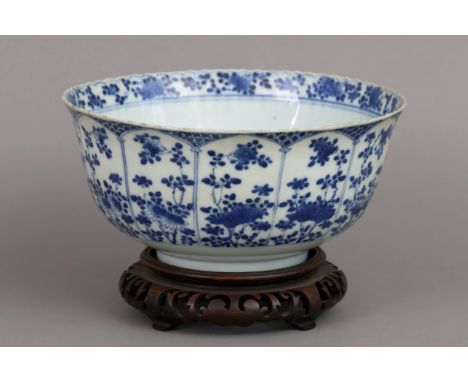 Chinesische Porzellanschale mit Blumendekortiefe, bauchige Form auf eingezogenem Standring, im Spiegel Darstellung eines Blum
