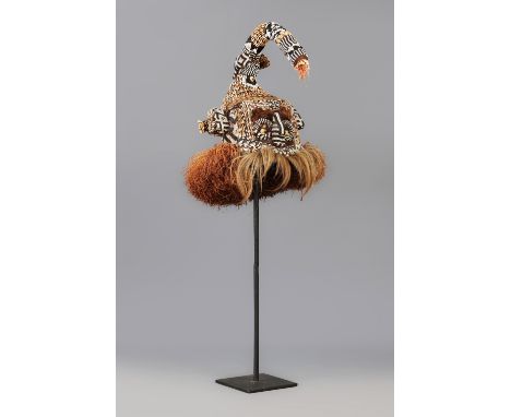 Afrikanische Zeremonial-Stülpmaske der Kuba, KongoStoff, Leder, Geflecht, Beads, Schnecken und Fell, H ca. 55cm, aus norddeut