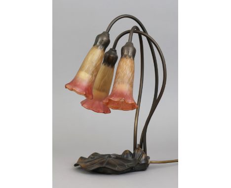 Tischlampe im Stile einer Jugendstil "Water lily lamp"spätes 20./21. Jahrhundert, 3-flammig, bronziertes Metall und farbig ei
