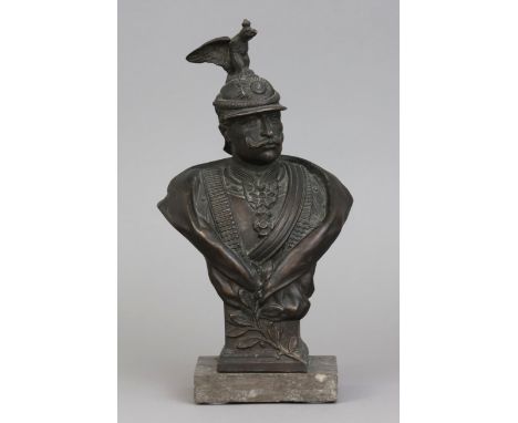 Metall-Büste "Kaiser Wilhelm II."dunkel patinierter Guss, Brustbild des deutschen Kaisers in Uniform mit von Adlerfigur bekrö