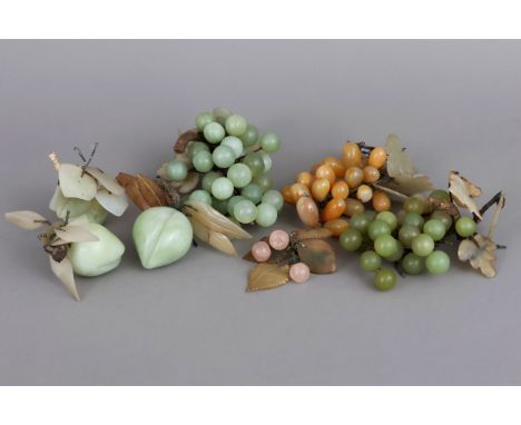 Konvolut asiatisches SteinobstJade, Quarz u.a., 3 Weinreben, 2 Pfirsiche und 1 Birne, H ca. 7-18cm