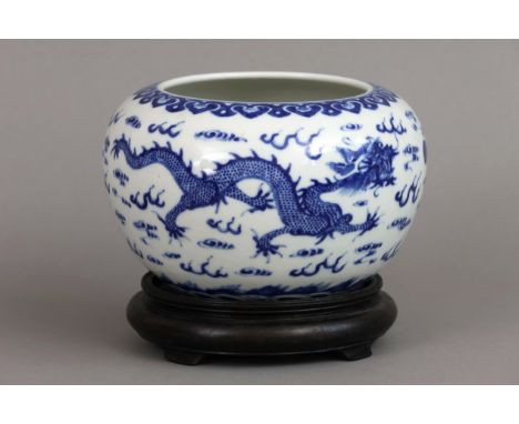 Chinesisches Porzellan-Cachepot mit Drachendekorbauchige Form mit weiter Öffnung, umlaufendes Drachen- und Wolkendekor in Bla