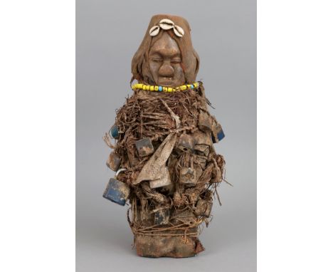 Afrikanische Nkisi Fetischfigurwohl Akan, Ghana, Holz,Stoff, Muscheln, Raffia, Schnur, Beads und Vielzahl Eisen Vorhängeschlö