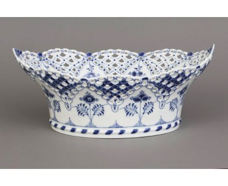 ROYAL COPENHAGEN Obstschale "Musselmalet Vollspitze"Modellnummer 1/1059, ovale vertiefte Form mit durchbrochen gearbeitetem R