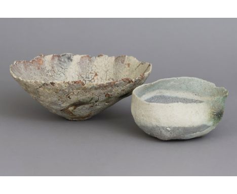 2 EWEN HENDERSON (1934-2000) SchalenSteinzeug, grau-beige und grünliche Glasur, vertiefte Formen, unsigniert, D 13,5-19cm