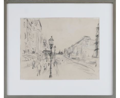 ROBERT LIEBKNECHT (1903 Berlin - 1994 Paris)Kohlezeichnung auf Papier, "Straßenszene mit Laternen und Passanten" (1931), unte