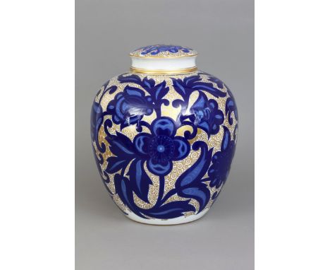 ROSENTHAL DeckelvaseEntwurf JULIUS-VILHELM GULDBRANDSEN (1869-1960), hochbauchige Form, leicht gehöhter Deckel, flächendecken