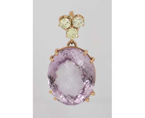 Amethyst Anhänger750er Rotgold, 1 oval facettierter Amethyst, 46,55ct., in Krappenfassung, darüber 3 Diamanten im Brillantsch
