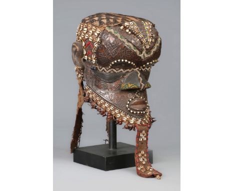 Afrikanische Bwoom Maske der Kuba, Kongomännliches Gesicht aus Holz, Beads, Schnecken, Leder und Stoff, H ca. 50cm, aus nordd