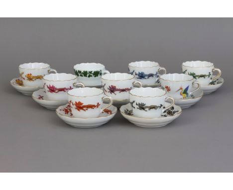9 MEISSEN Mokkatassen mit Untertassen Form "Neuer Ausschnitt", 7x "Hofdrachen"-Dekor in diversen Ausführungen, 1x "Kakiemon"-
