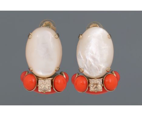 Paar Philippe FERRANDIS (Paris) Modeschmuck Ohrclipsvergoldetes Metall mit je einem großen Perlmutt Cabochon und 5 Cabochons 