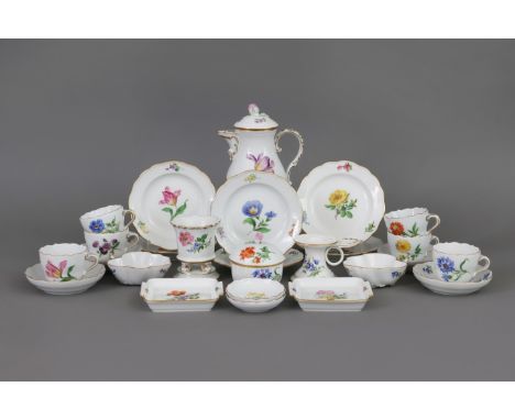 MEISSEN Mokkaservice mit BlumendekorForm "Neuer Ausschnitt", polychrome Blumenmalerei mit Goldstaffage, bestehend aus 1 Mokka