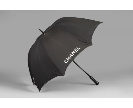 CHANEL (Paris) Luxus-Regenschirmschwarzer Stoff, auf dem Schirm weiß bedrucktes Chanel-Logo und Schriftzug "Chanel", schwarz 