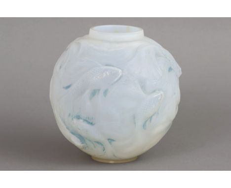 RENÉ LALIQUE (France) Glas Vase "Formose"1924, farbloses Glas, satiniert, partiell blau patiniert, innen leicht opalisierend 