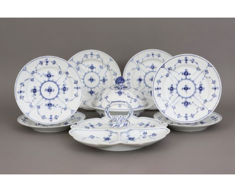 ROYAL COPENHAGEN Restservice "Musselmalet gerippt"bestehend aus 1 Deckelterrine, 1 Cabaret sowie 6 Beilagen-/Kuchentellern, "