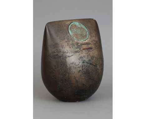 PETER HAYES (*1946) Abstrakte Skulptur "Bow with copper disk"Raku-Keramik mit Kupfereinlagen, konische Form mit reliefierter 