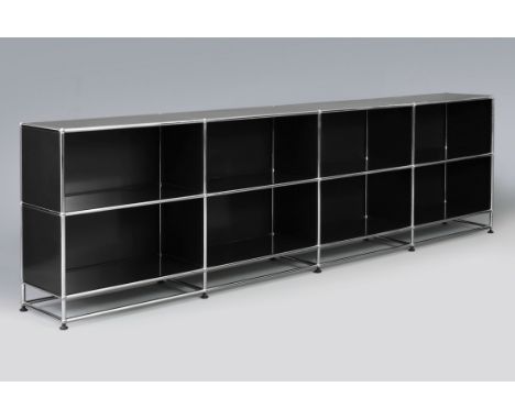 USM Haller Sideboard/Regalverchromtes und schwarz lackiertes Metall, eckiger Korpus mit 8 offenen Fächern, erhöhter, verstreb
