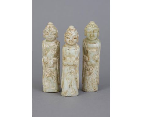 3 chinesische Schnitzereien "stehende Buddhafiguren"hellgrüner Stein (wohl Speckstein), geschnitzt, schmale Figuren mit diver