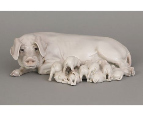 BING &amp;amp; GRÖNDHAL Porzellanfigur "Sau mit Ferkeln"Entwurf JENS PETER DAHL JENSEN (1874-1960), Modellnummer 1583, polych