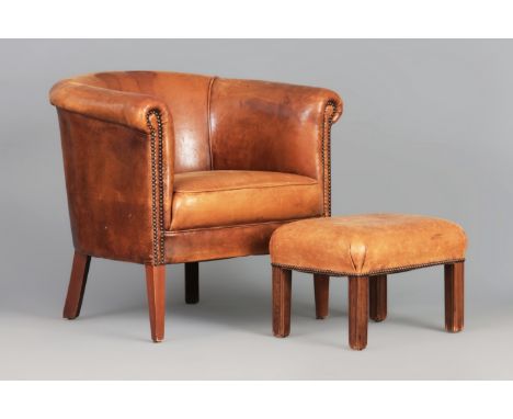 Club Chair mit Fußhocker im Stile der 1920er Jahrebraunes Leder, runder Rücken, hufeisenförmiger Sitz, genietet und umkedert,