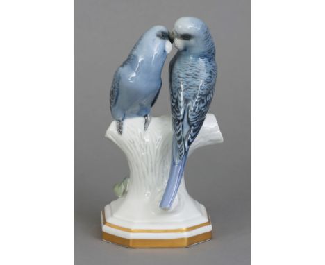 ROSENTHAL Porzellanfigur "Paar Wellensittiche"um 1934-1956, Modellnummer 590/1, hexagonaler Sockel mit aufsteigendem Ast, dar