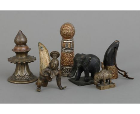 7 tibetanisch-nepalesische Siegelstempel/Petschaften19./frühes 20. Jahrhundert, diverse, Bronze, versilbertes Metall, Horn u.