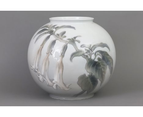 ROYAL COPENHAGEN PorzellanvaseModellnummer 2837/3589, Kugelform, gehöhtes Kelchblumendekor mit polychromer Unterglasurmalerei