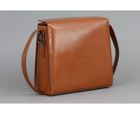 MONTANA (Paris) vintage Damenhandtaschecognac-braunes Lackleder, eckige Etui-Form, Tragegurt mit Metallschnallen, im Inneren 