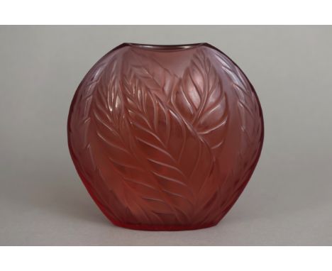 LALIQUE (France) Vase "Filicaria"2. Hälfte 20. Jahrhundert, ovaler Korpus aus rötlich getöntem Glas, satiniert, Wandung mit R