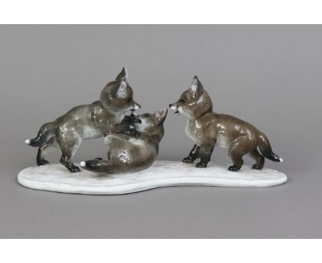 ROSENTHAL Porzellanfigur "Fuchsgruppe"Entwurf FRITZ HEIDENREICH (1895-1966), Modellnummer 1708, auf unregelmäßig geformtem Na
