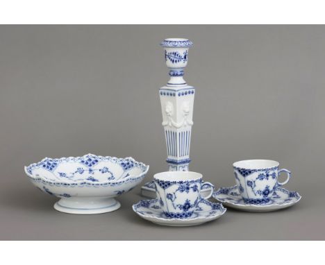 ROYAL COPENHAGEN Porzellankonvolut "Musselmalet Halbspitze""Musselmalet"-Dekor mit unterglasurblauer Malerei, bestehend aus 2