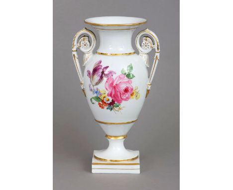 MEISSEN Porzellanvase mit BlumendekorAmphorenform auf eckigem Sockel, seitlich hochgezogene Volutenhandhaben, schau- und rück