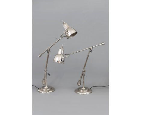 Paar (Schreib-)Tischlampen im Stile einer Angle Poise Lampunbekannter Hersteller des 20./21. Jahrhunderts, verchromtes Metall