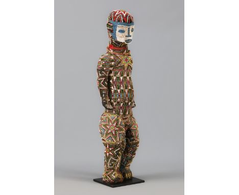 Afrikanische Bead-Figur der Bamileke, Kamerunsogenannte "ancestor figure", sitzende Darstellung einer männlichen Ahnenfigur, 
