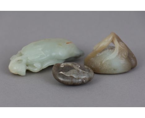 3 chinesische Jadeschnitzereien "Früchte"hellgrüne und braune Jade, geschnitzt, diverse Formen, L 3,5-7cm