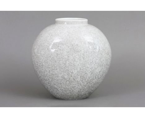 KPM BERLIN PorzellanvaseEntwurf TRUDE PETRI (1906-1998), Form "Herzform", hellgraue Krakelee-Glasur, Zeptermarke, 2. Hälfte 2