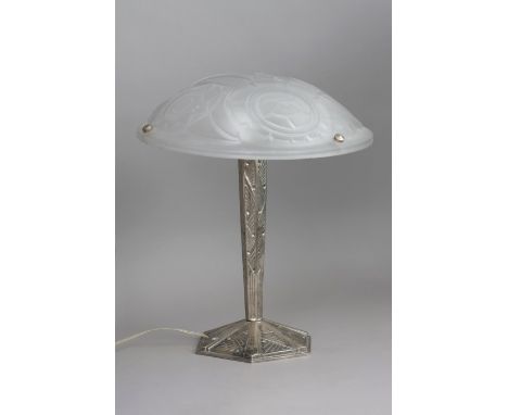 wohl MULLER FRERES (France) Art Deco Tischlampemattierte Glaskuppel mit reliefiertem, stilisiertem Floraldekor auf versilbert