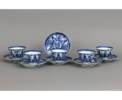 5 chinesische Porzellankoppchen mit 6 Untertassenkonische Form auf eingezogenem Standring, Wandung unterteilt in Reserven mit