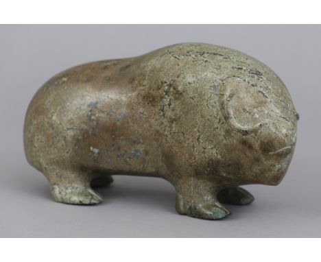 wohl Aqjangajuk SHAA (1937-2019) Inuit Steinfigur "Büffel", grüner Stein, poliert, am Boden unleserlich signiert, L ca. 20cm,