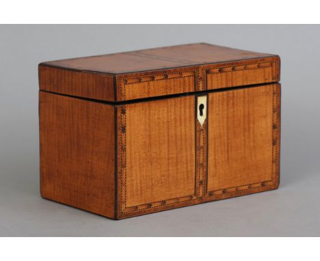 Tea-Caddy des 19. Jahrhundertseckiger Holzkorpus, wohl Birkenholz, furniert und fein intarsiert, im Inneren in 2 Fächer (mit 
