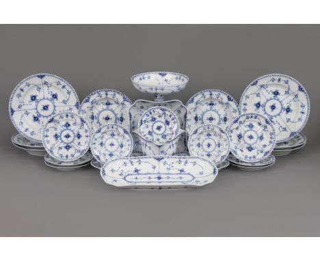 ROYAL COPENHAGEN Speiseservice "Musselmalet Halbspitze""Musselmalet Halbspitze"-Dekor in unterblasurblauer Malerei, bestehend