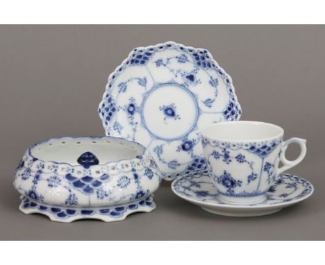 ROYAL COPENHAGEN Porzellankonvout "Musselmalet"bestehend aus 1 Mokkatasse mit Unterasse, 1 kleinen Untertasse sowie 1 Aschenb