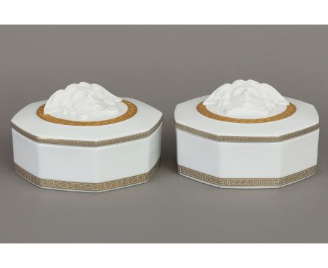 Paar VERSACE für ROSENTHAL Porzellan-DeckeldosenModell "Gorgona", oktogonale Form, leicht gehöhter Deckel mit reliefplastisch