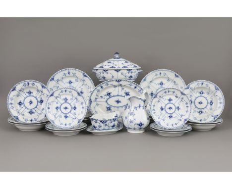 Umfangreiches ROYAL COPENHAGEN Speiseservice "Musselmalet Halbspitze""Musselmalet"-Dekor mit unterglasurblauer Malerei, beste