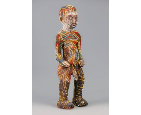Afrikanische Bead-Figur der Bamileke, Kamerunstehende Darstellung einer männlichen Figur, flächendeckend mit bunten Beads bes
