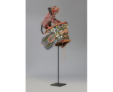Afrikanische Stülp-Tanzmaske, wohl Kuba, KongoStoff, Leder und farbige Beads, männlicher Kopf, von einer Tierfigur bekrönt, H