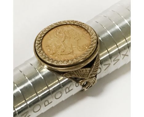 HALF SOVEREIGN RING IN 9CT GOLD MOUNT - DATED 1882 - RING SIZE 'R'