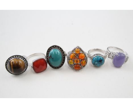 A collection of gemstone rings including agate and opal composite (46g) 