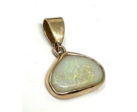 gold &amp; opal pendant measures approx 2 cm drop by 1.5 cm wide weight 1.5g 